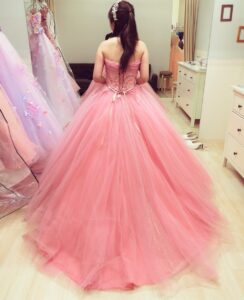 ピンクのカラードレス（後ろ）