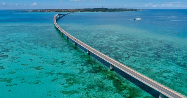 海をわたる道路